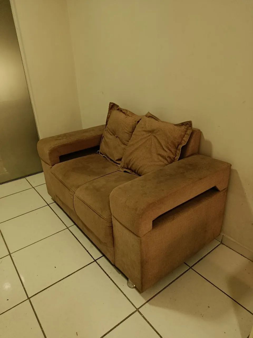 SOFÁ COM MARCAS DE USO 