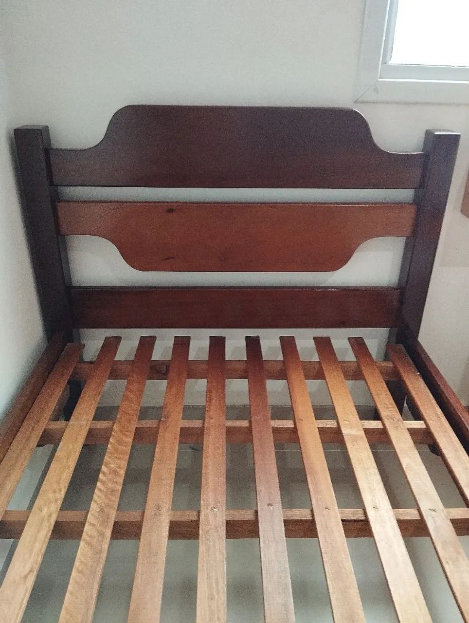 Cama de solteiro em madeira do sul 
