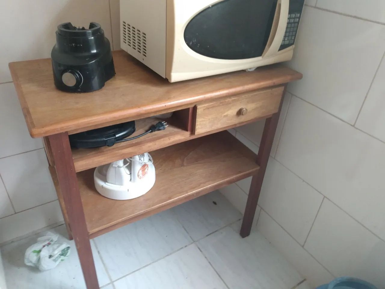 Vendo mesinha de madeira apropriada para cozinha ou sala  - Foto 3