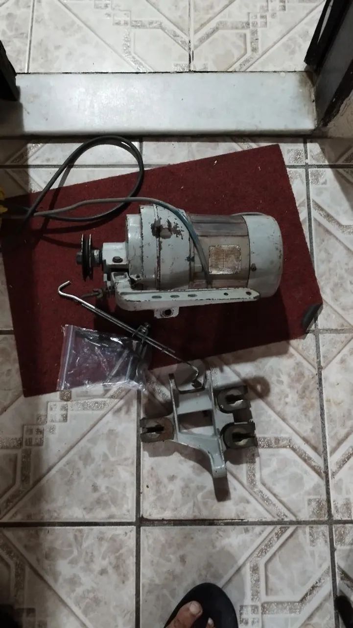 Vende-se um motor de máquina reta industrial  110 vts
