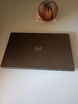 Vendo notebook está funcionando porém está com essas linhas e sem o carregador .