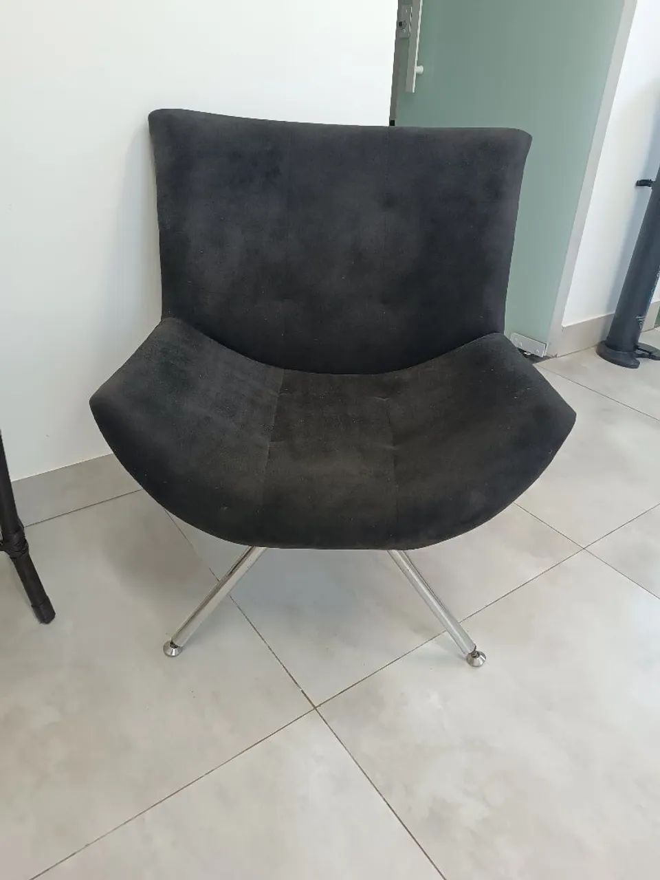 POLTRONAS EM TECIDO E PÉS DE INOX 