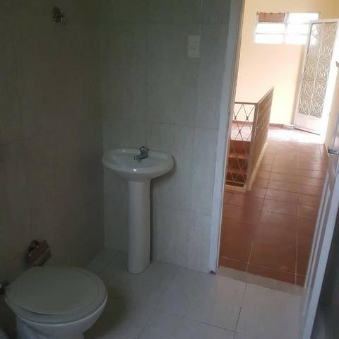 035 Casa 3 qts, quintal livre na frente - junto ao Viaduto - Nilópolis - Foto 5