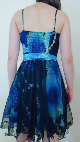 Vestido de festa azul e preto.