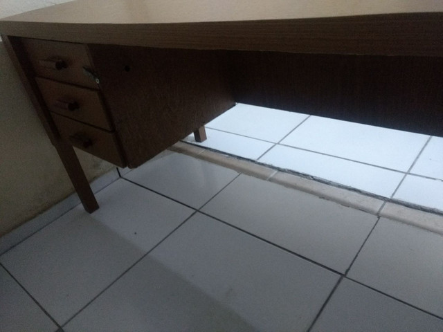 Mesa para escritório com gavetas - Foto 3