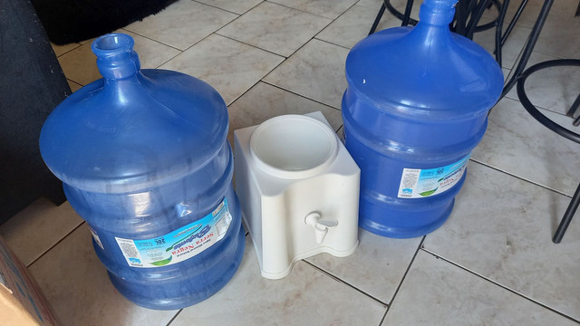 Suporte pra galão e dois galão de água de 20 litros