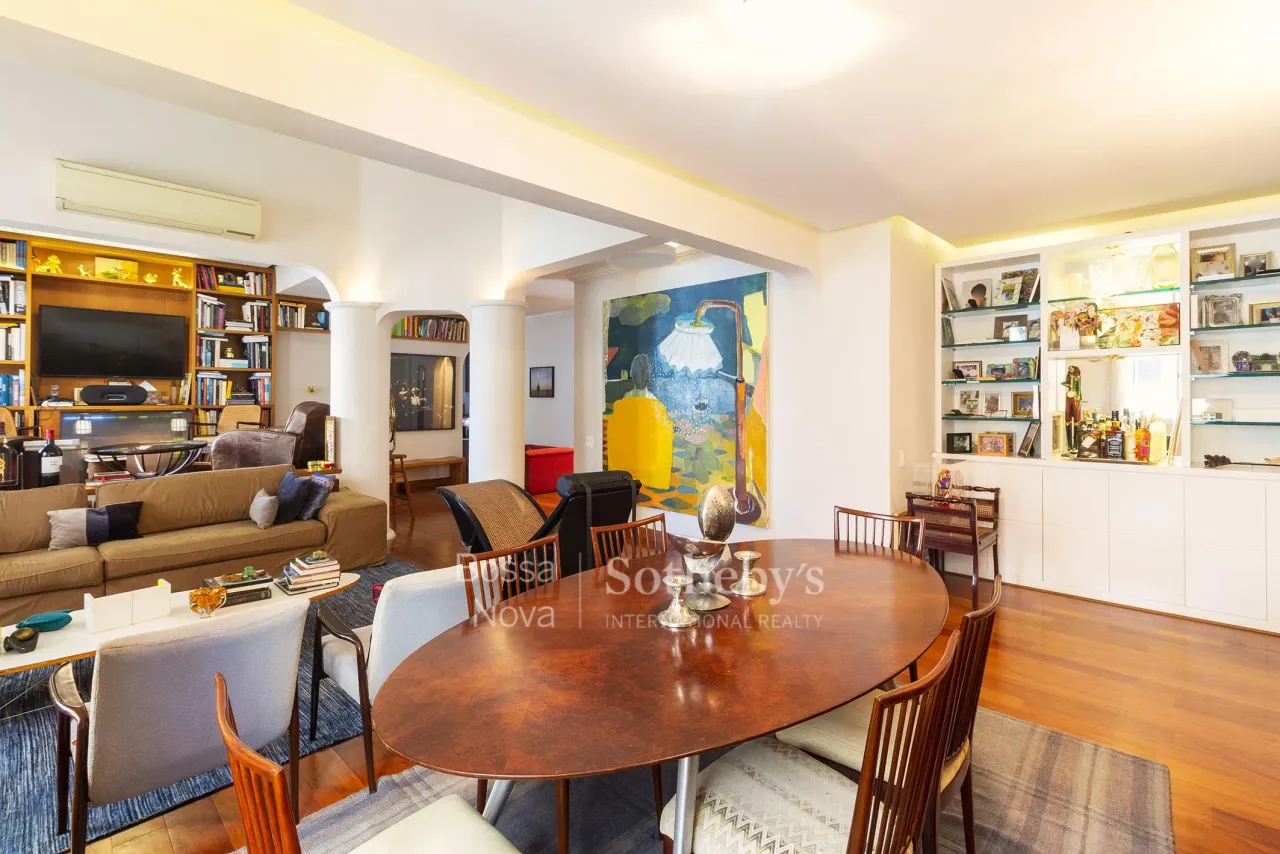 Apartamento com pé-direito alto em localização estratégica