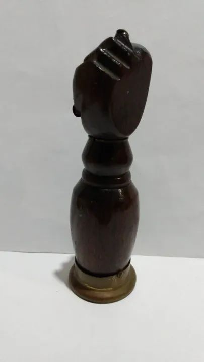 Figa de madeira com base de latão abridor de garrafas antigos artigo decorativo - Foto 3