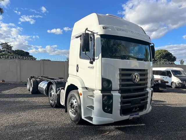 Volkswagen Constellation 25.420, 2016, v-tronic, 8x2 no chassis em bom estado - Foto 2
