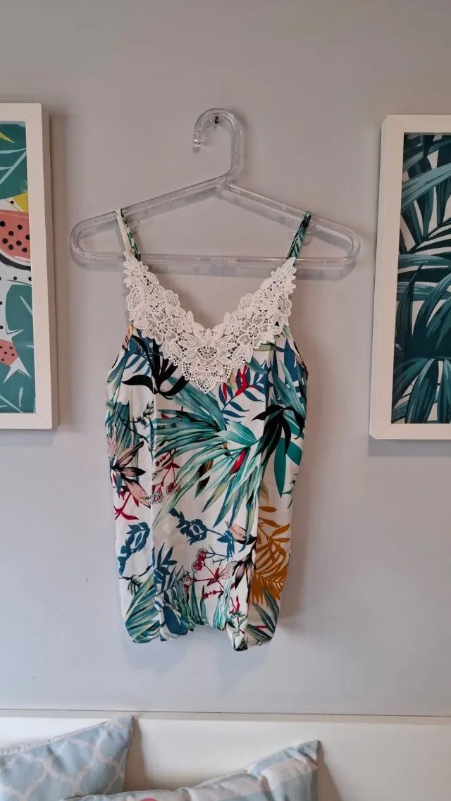 Regata floral tropical com detalhe em pérolas