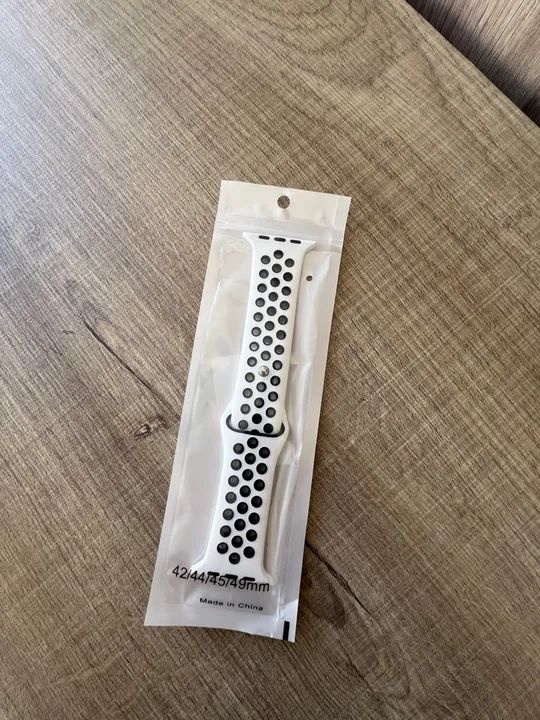 Pulseira Apple Watch Branco com Preto furadinha Linda Nova sem uso !  - Foto 3