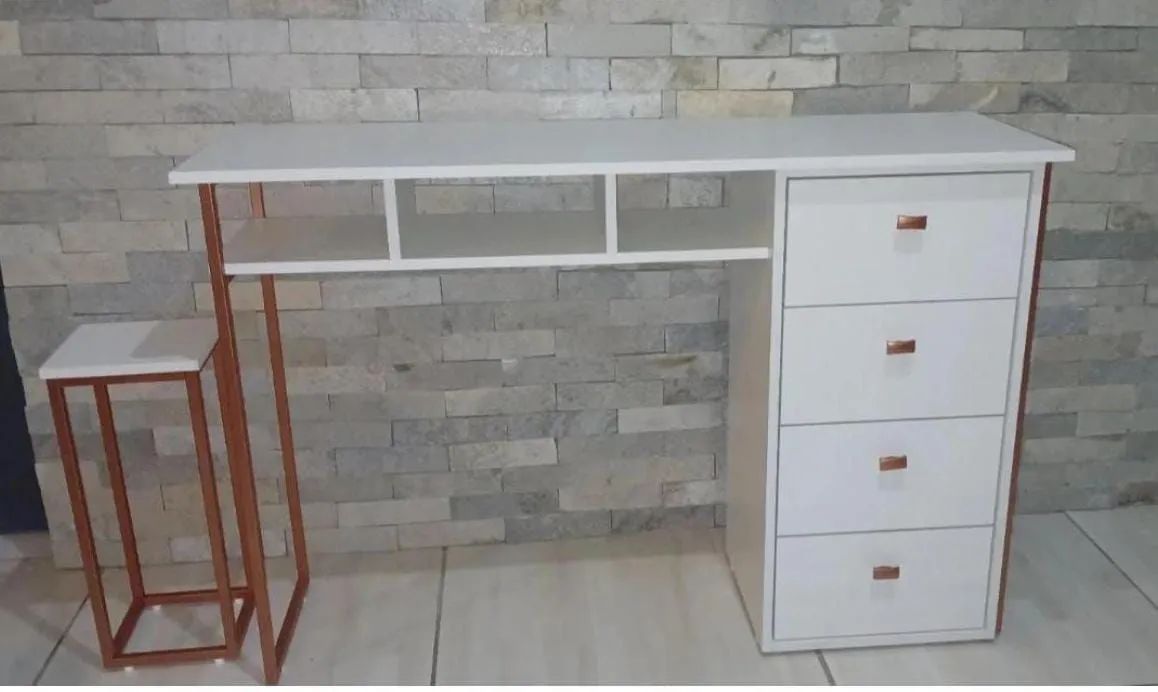 Mesa para manicure em MDF com Metalon 
