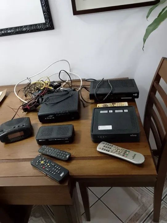 4 PARA O V E UM RÁDIO RELÓGIO TUDO FUNCIONANDO PERFEITAMENTE 