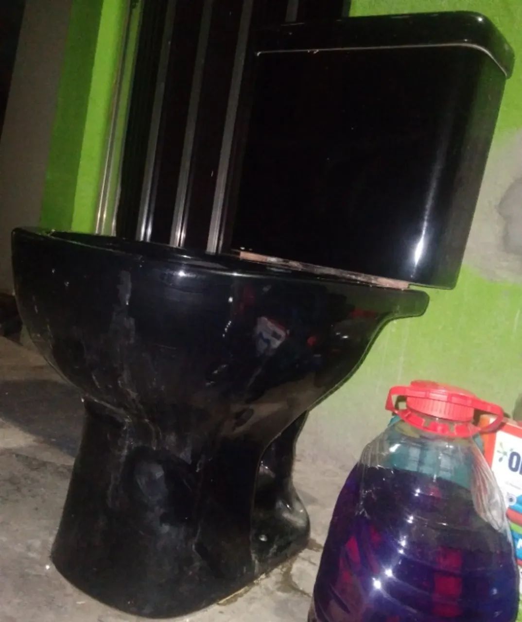 Vaso sanitário com caixa acoplada usado.