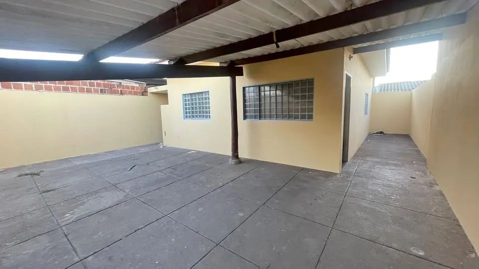 + Casa bem localizada com pátio 