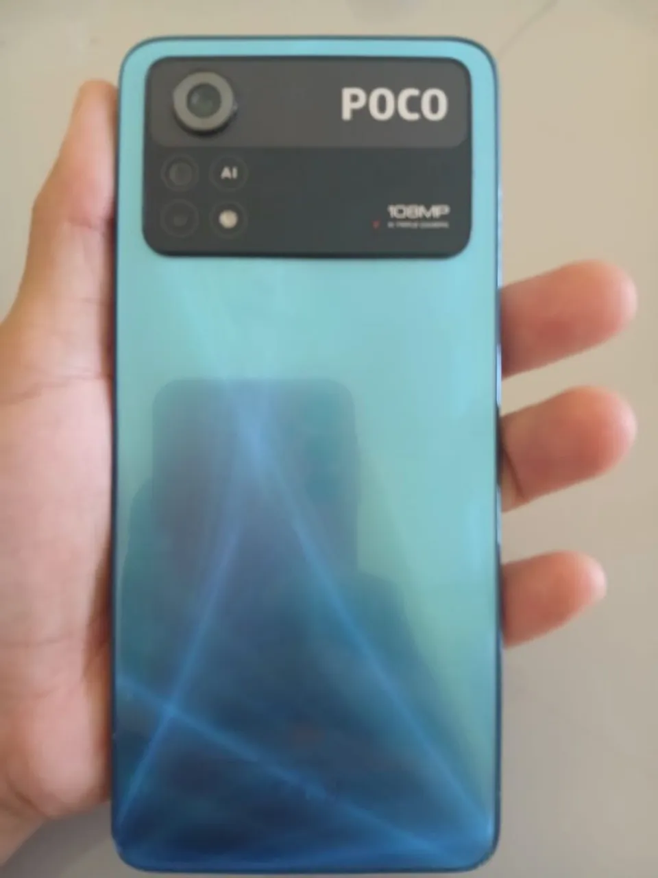 Poco x4 pro, com leves marcas de uso