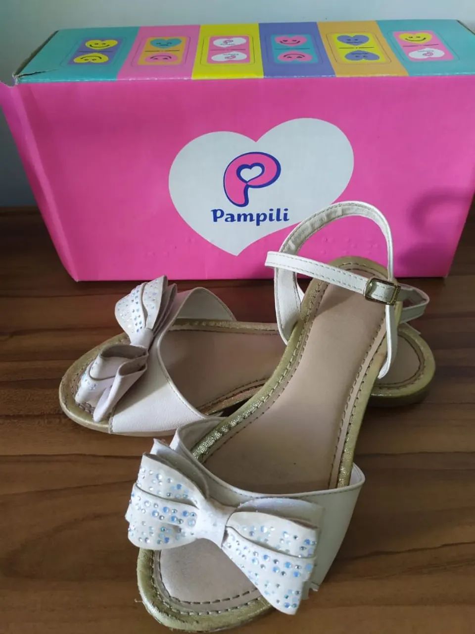Sandália Pampili com laço de strass - tamanho 34