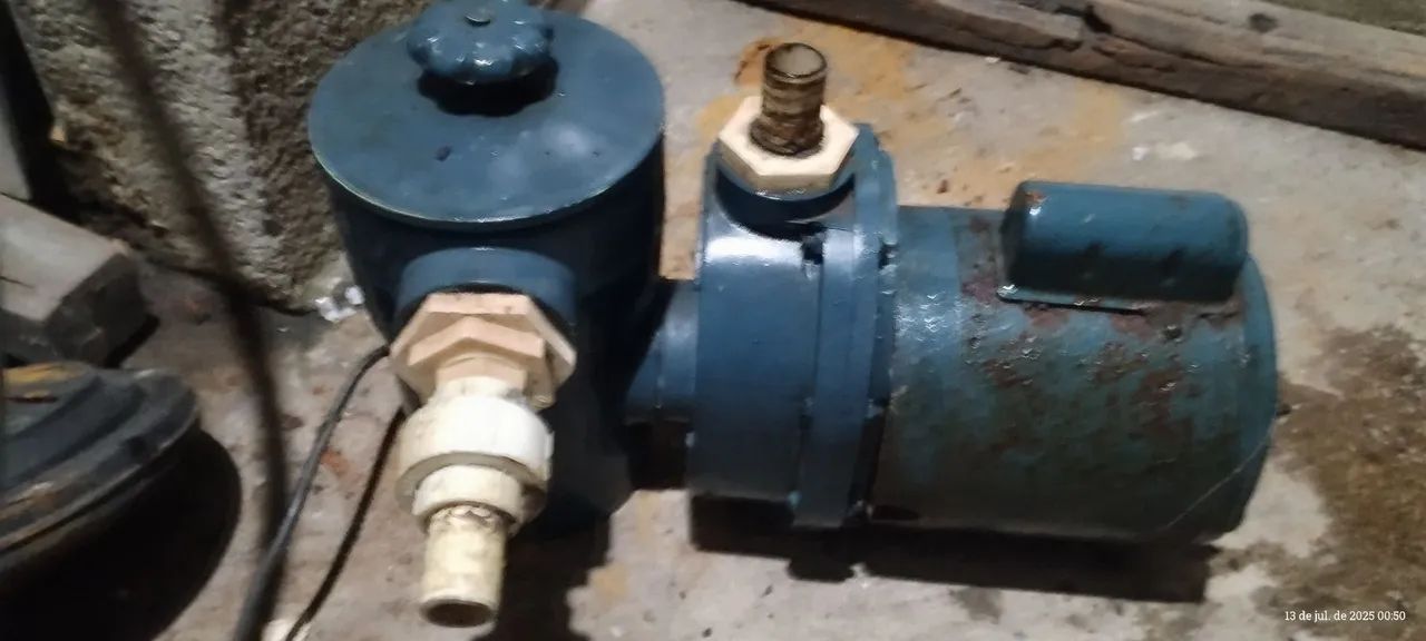 Bomba d'água funcionando 64962671268481122