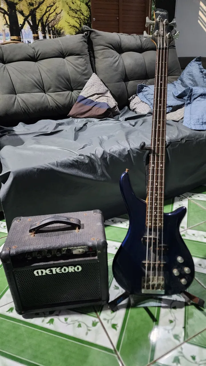 Baixo Elétrico Memphis + Amplificador Meteoro. Aceito cartão