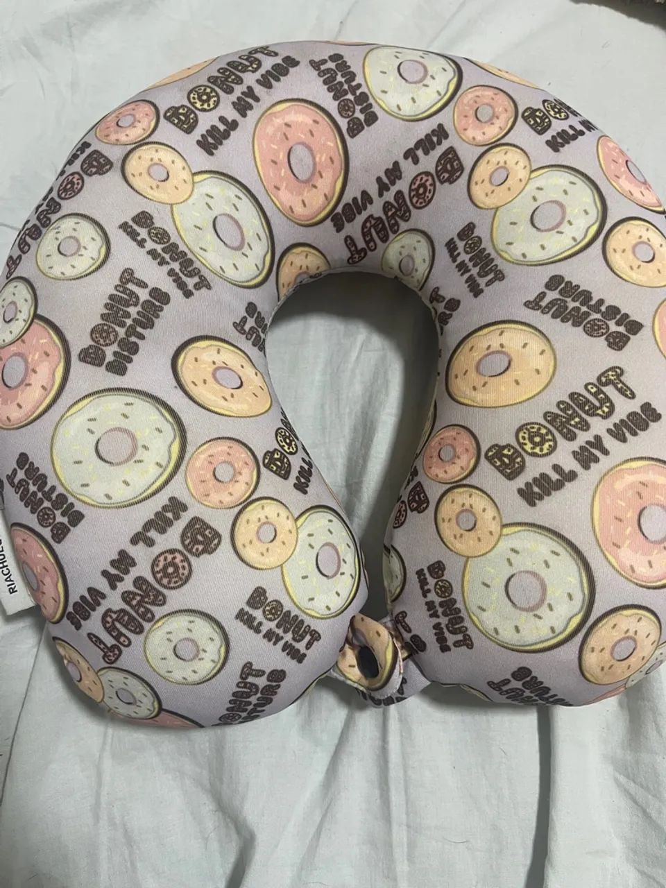 Travesseiro de pescoço com estampa de donuts