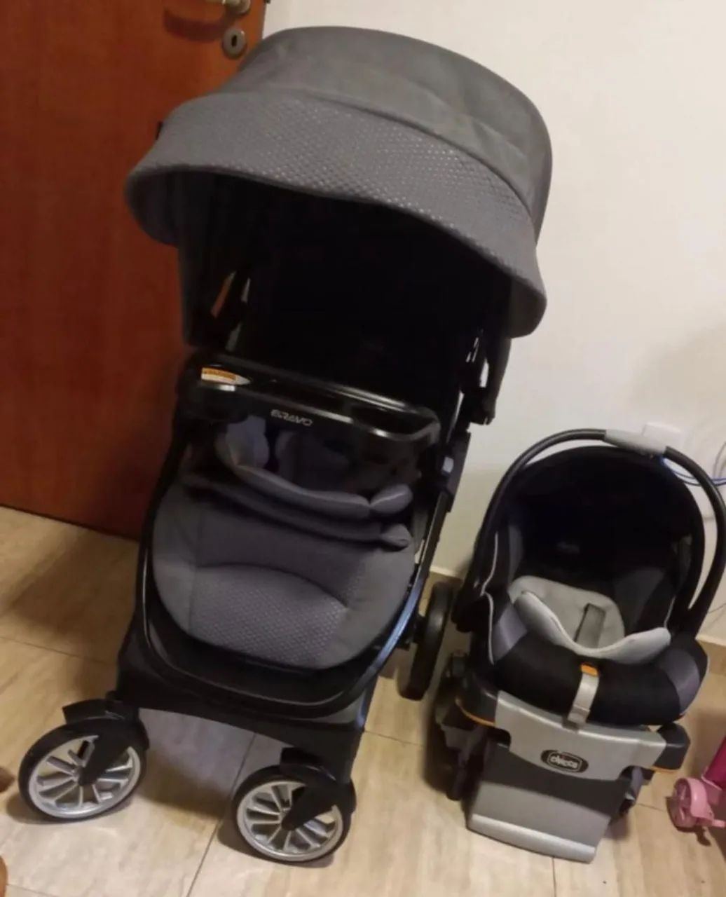 Carrinho de bebê Chicco + bebê conforto com base isofix 