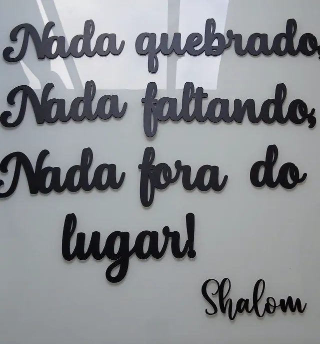 Frase Decorativa em MDF 'Nada Quebrado, Nada Faltando, Nada Fora do Lugar. Shalom' - Novo