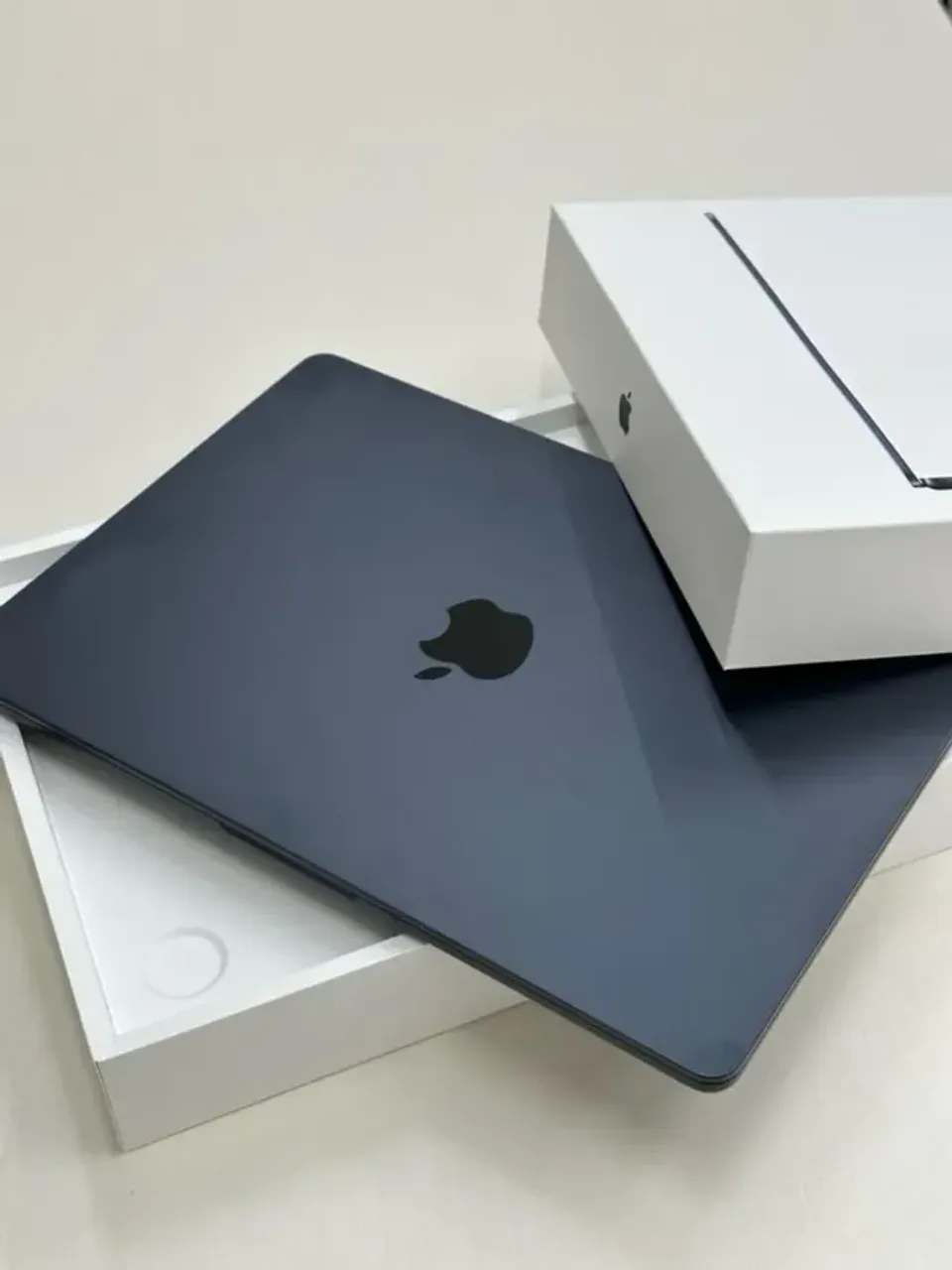 MacBook AIR M3 - 13", 8GB RAM, 256 gb Armazenamento - ZERO