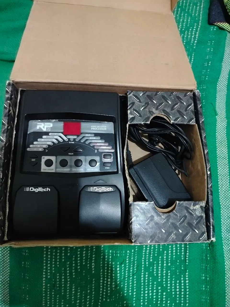 DigiTech RP70 - Pedal de Guitarra com AudioDNA2