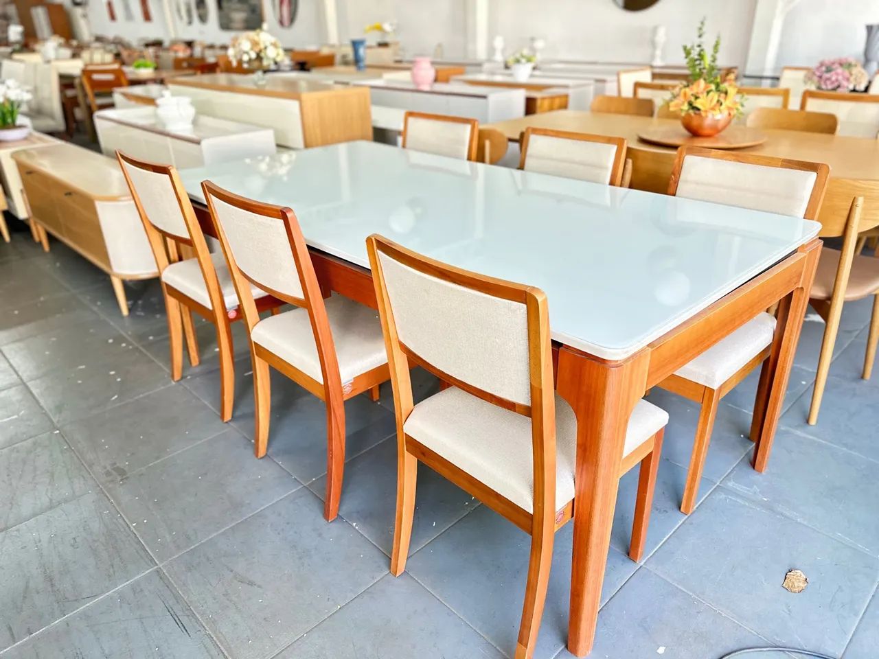 Mesa de Jantar Elegante com Tampo de Vidro e Cadeiras toda madeira 