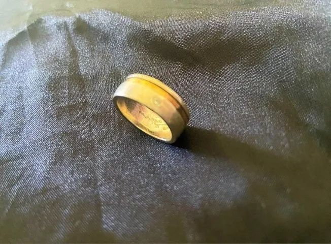 Aliança prata pura com fio de ouro e diamantada - Foto 2