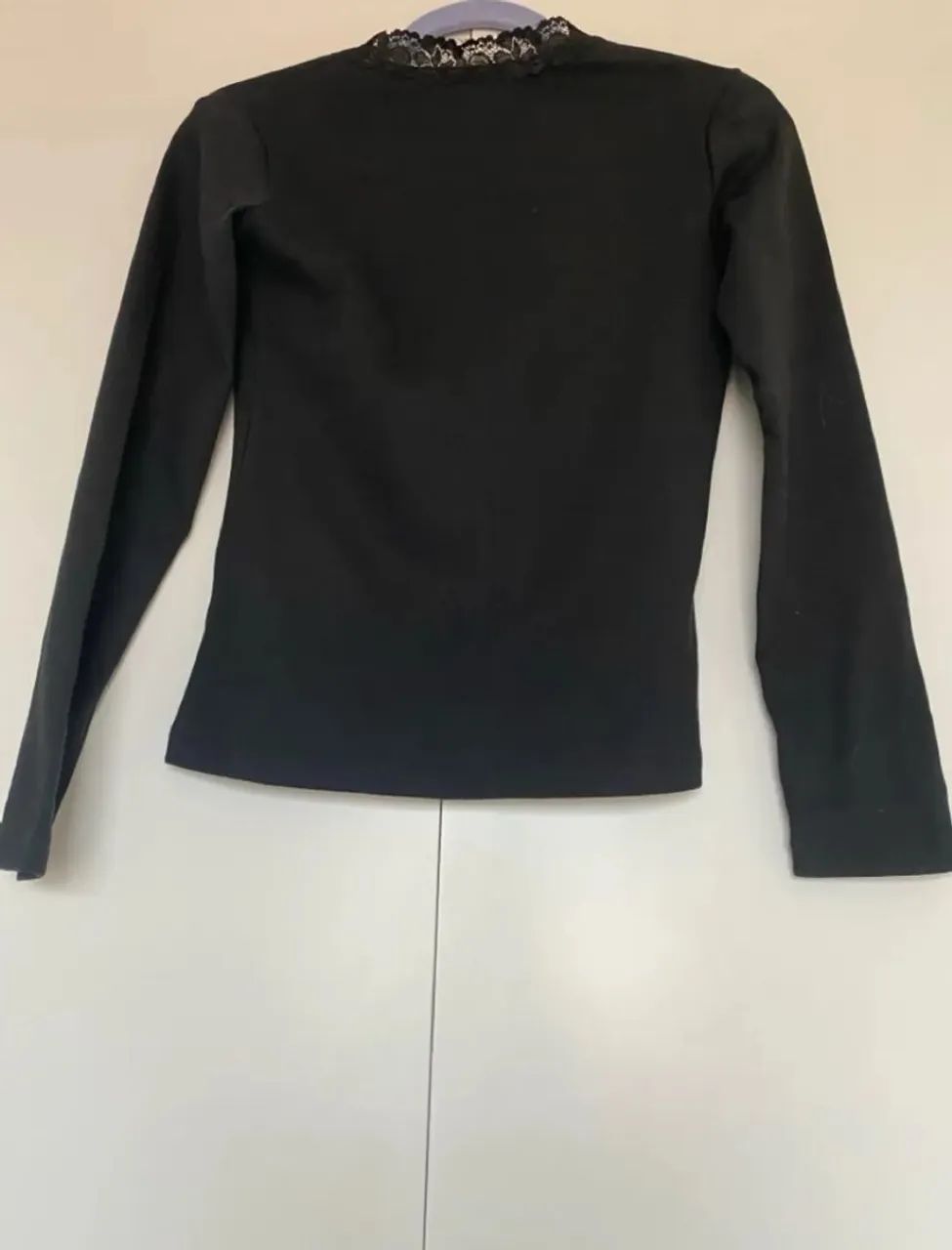 Blusa preta com detalhe em renda