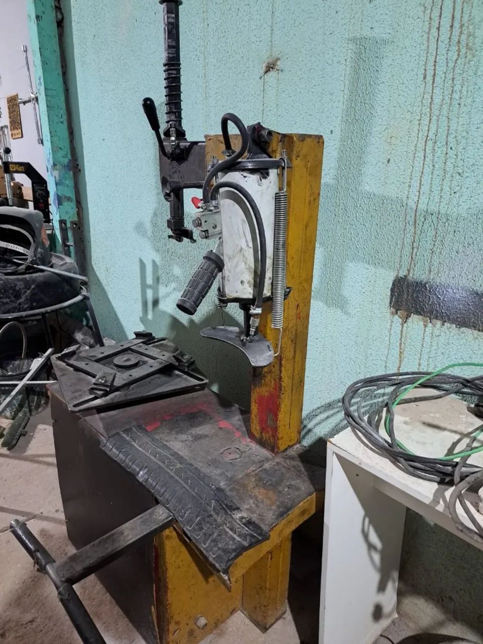 Máquina de desmontar pneus monofásico e elétrica vai até o aro 22 - Foto 5