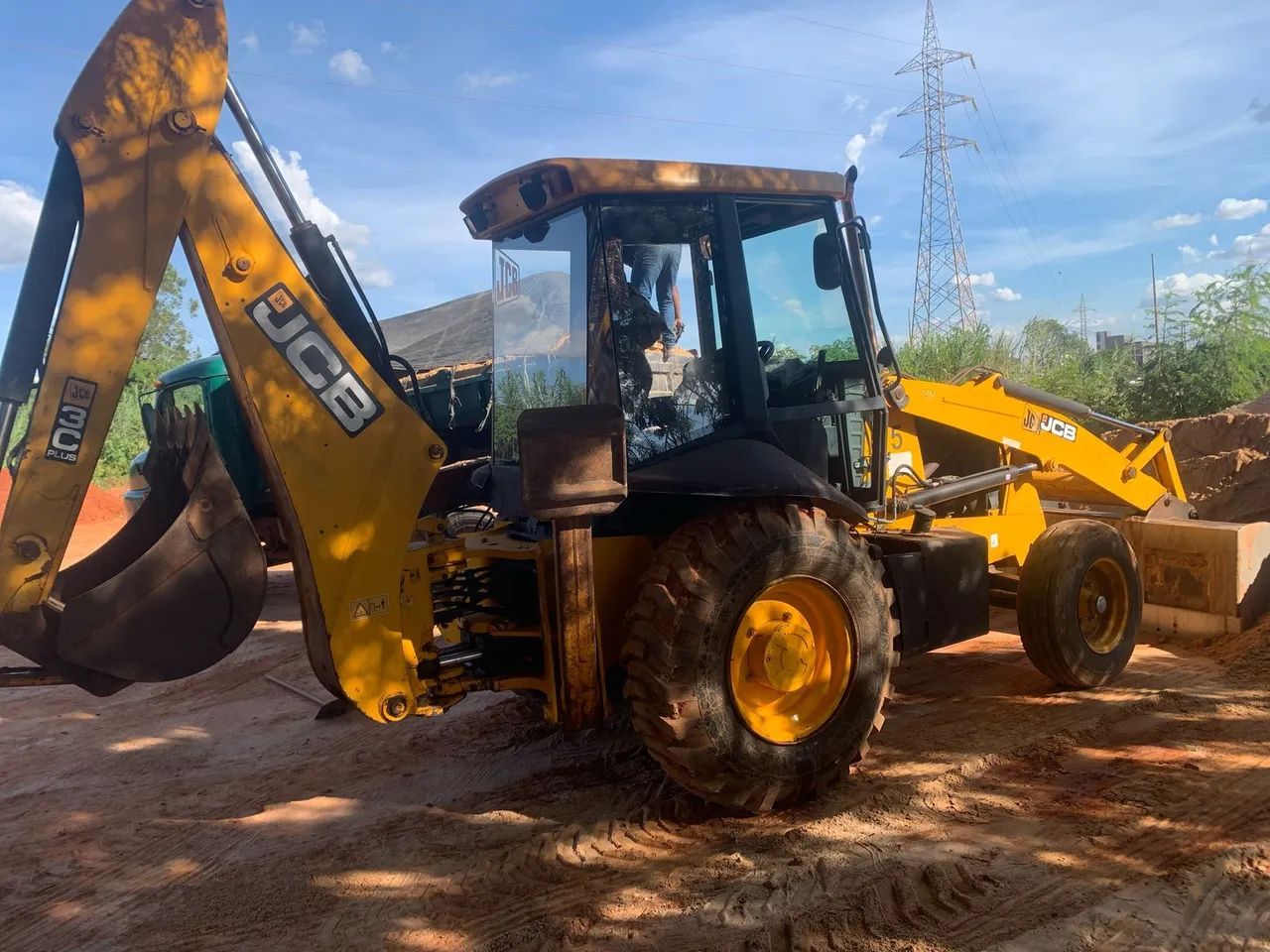 Aluguel de máquina retroescavadeira e areias para construções  - Foto 3
