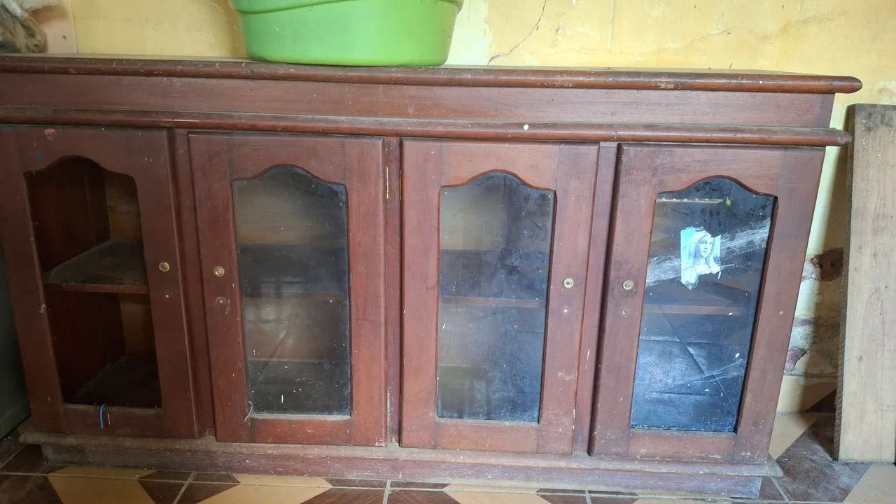 Aparador de madeira com portas de vidro