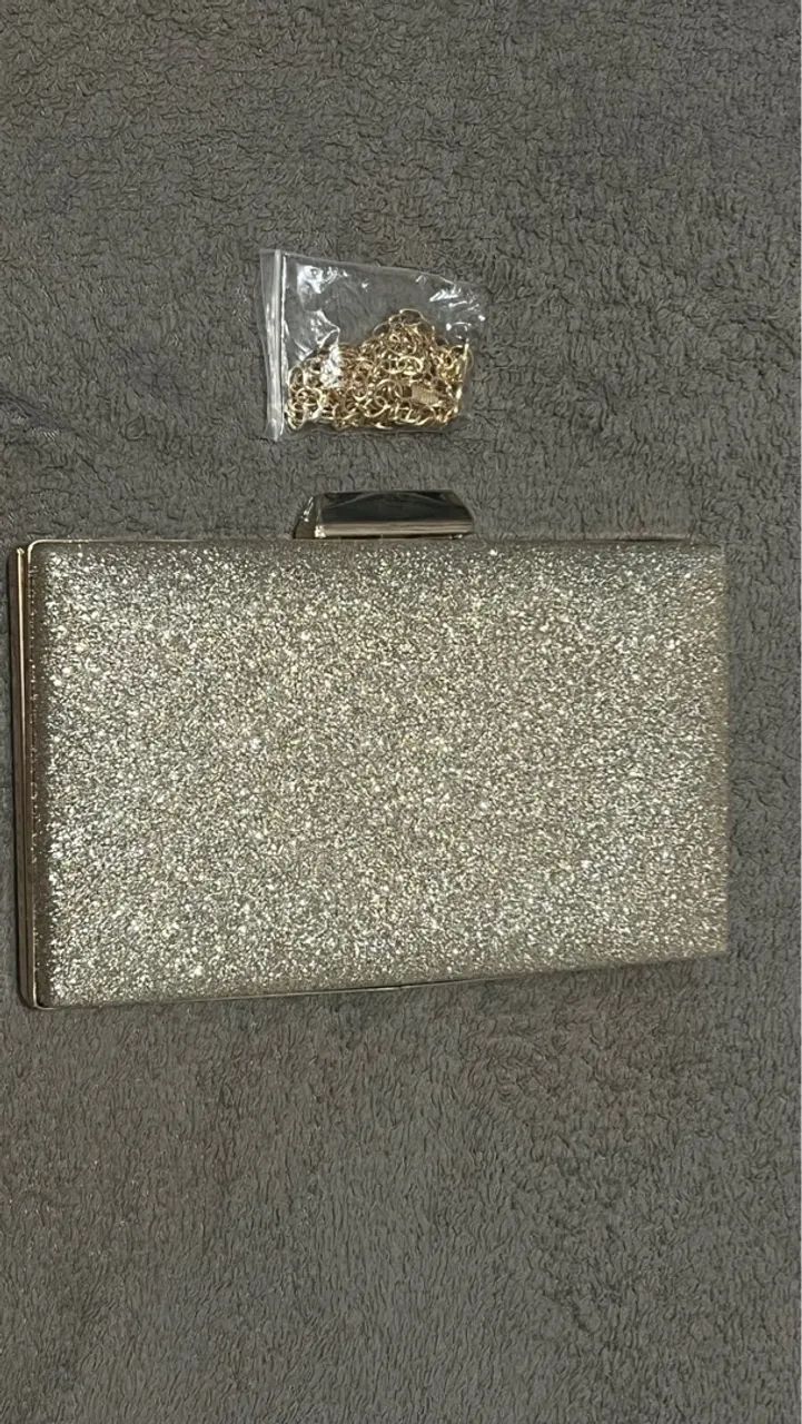 Bolsa de mão glitter dourada com corrente