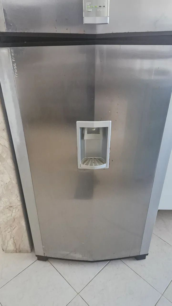 Vendo geladeira FrostFree Brastemp.