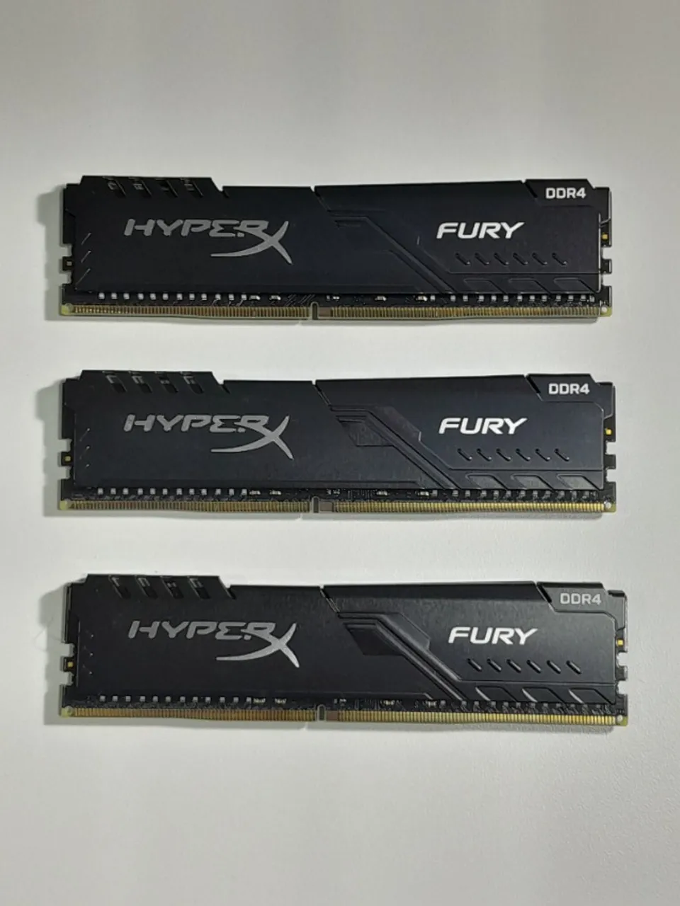 3 pentes de memória HyperX Fury DDR4 - 8GB 2666MHz cada