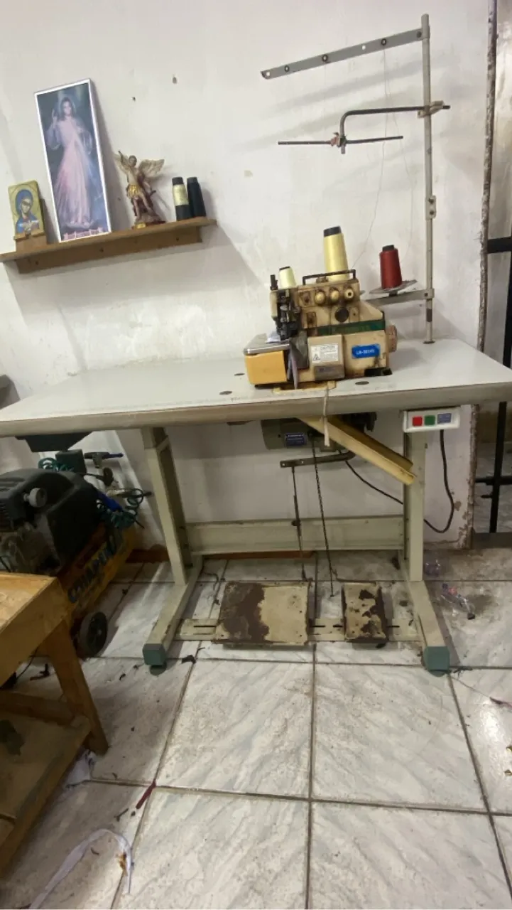 Máquina de Costura Overlock Industrial