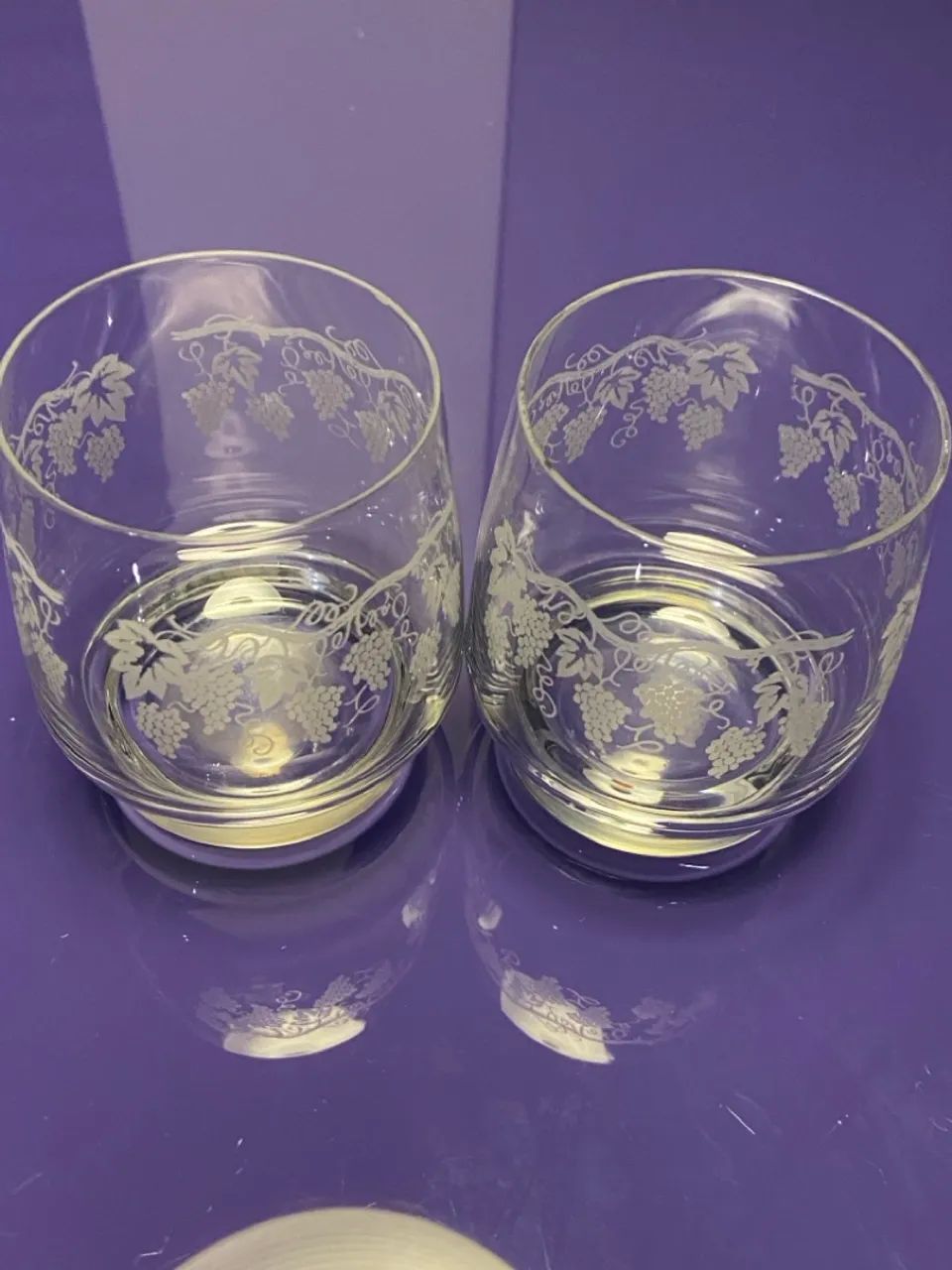 Conjunto de 02 Copos Decorativos com Detalhes de Uvas