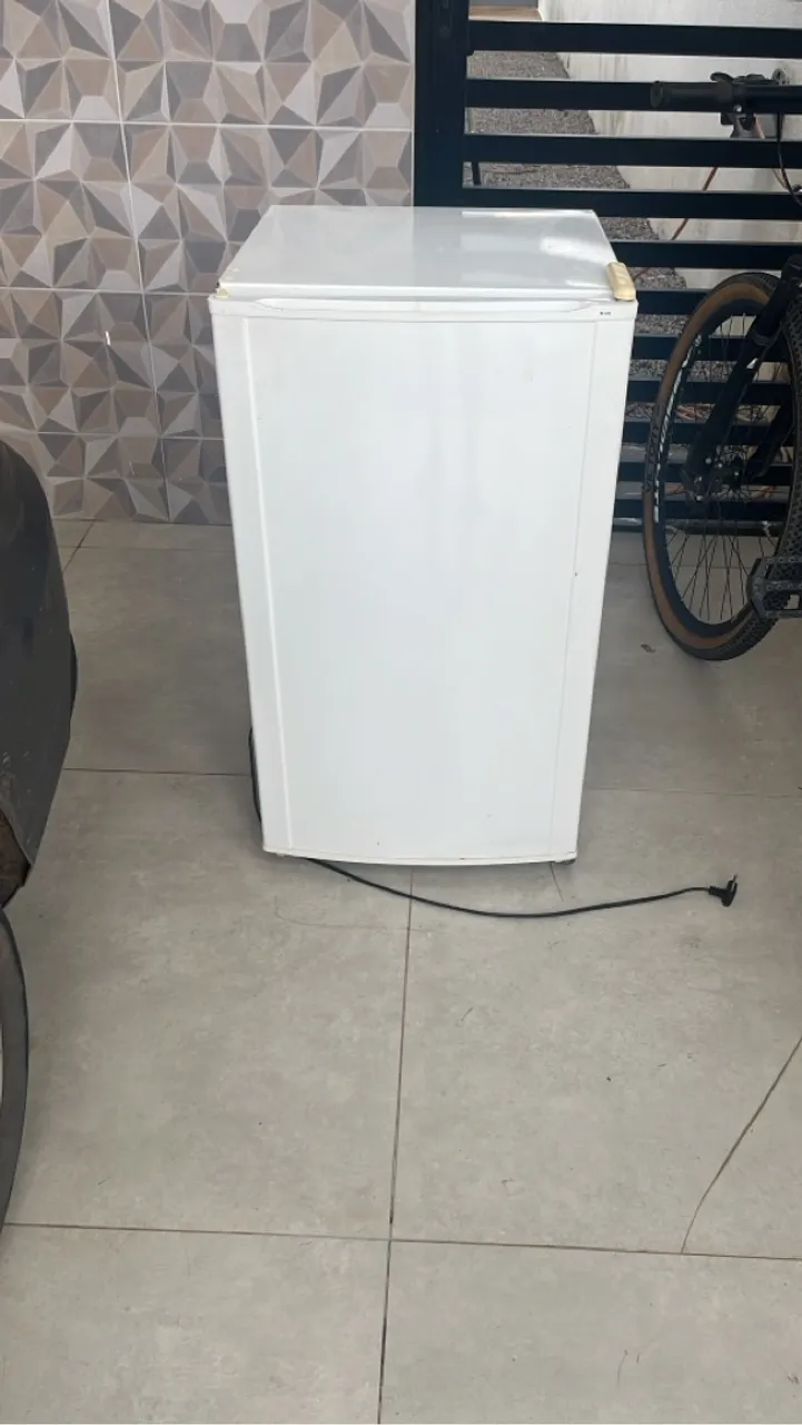 Mini Geladeira Compacta - Ideal para espaços pequenos