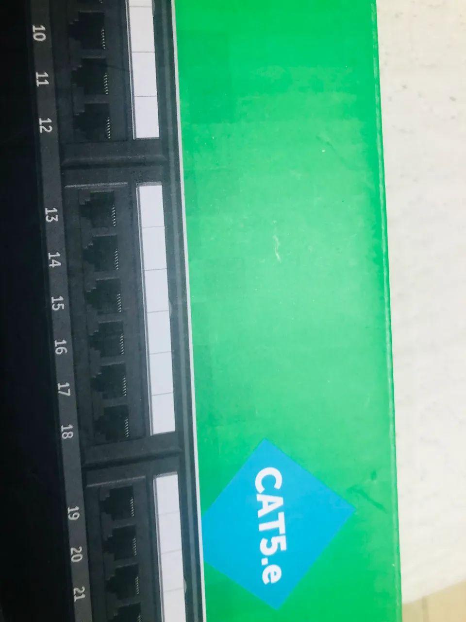 patch panel da marca Intelbras, modelo PP524, com 24 portas para cabos de rede Cat5e. - Foto 5
