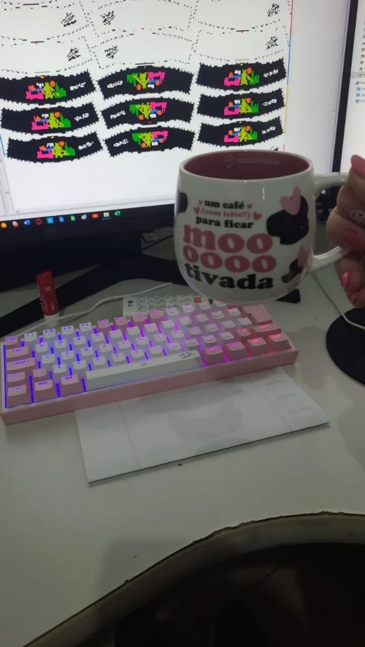 Teclado mecânico gamer branco e rosa