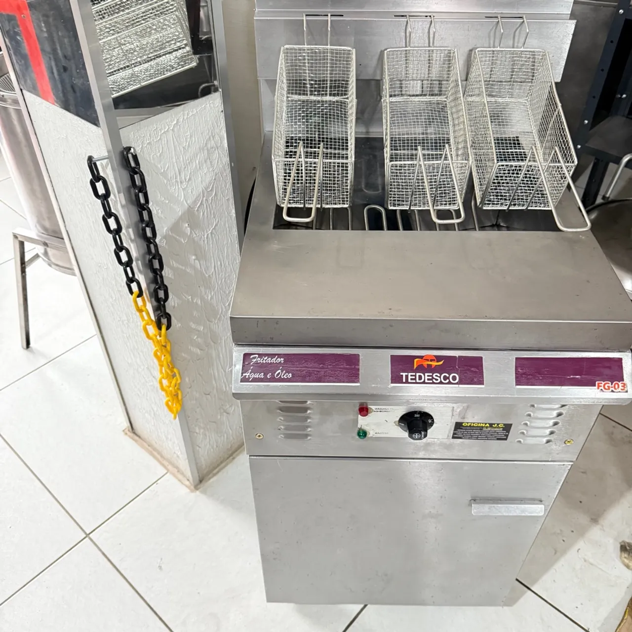 Fritadeira elétrica com 3 cestos 229v
