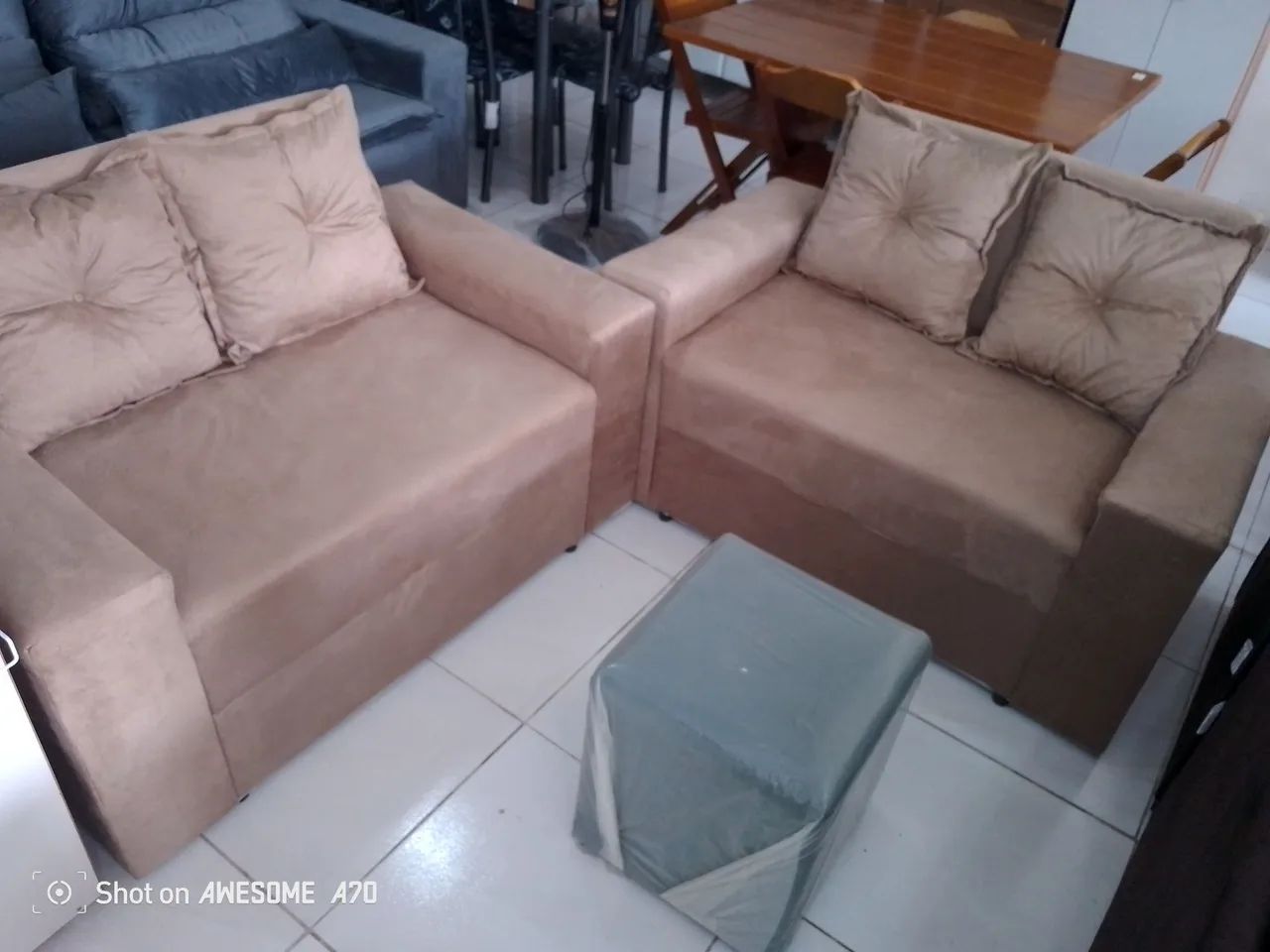 Sofá bege 4 lugares com entrega grátis  - Foto 3