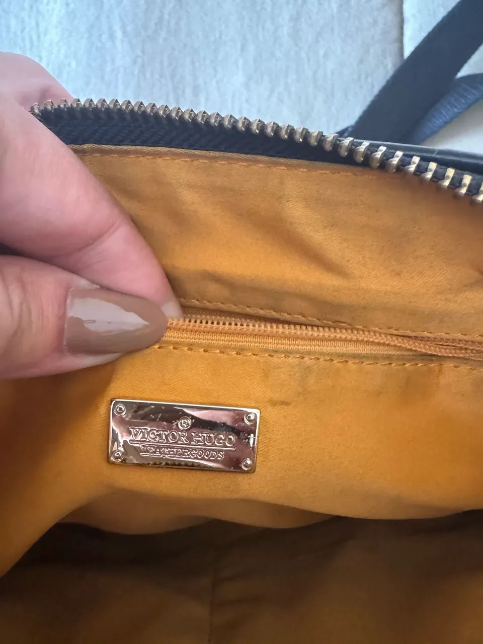 Bolsa Victor Hugo Transversal Preta - Original e em Ótimo Estado - Foto 5