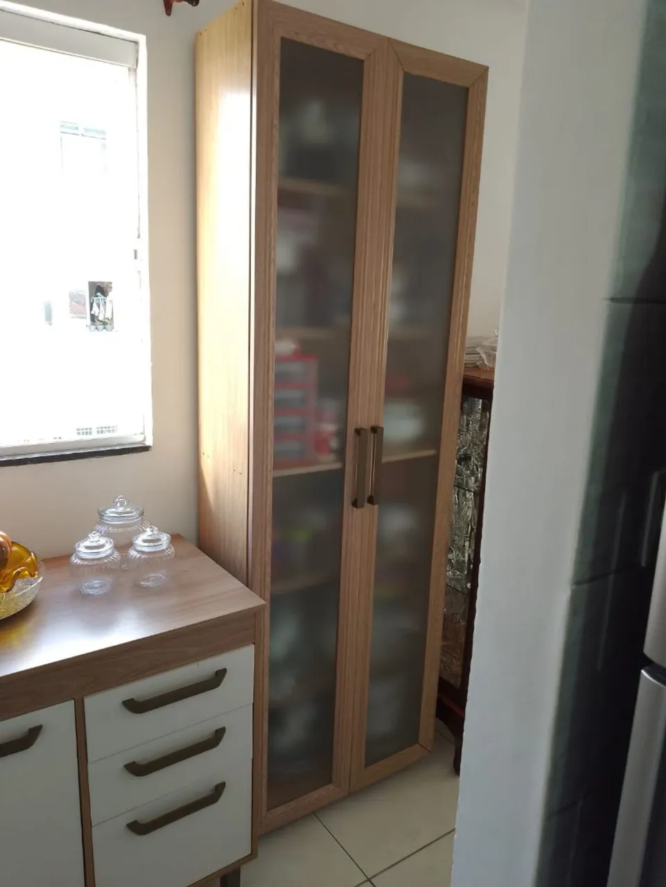 Paneleiro com portas de vidro