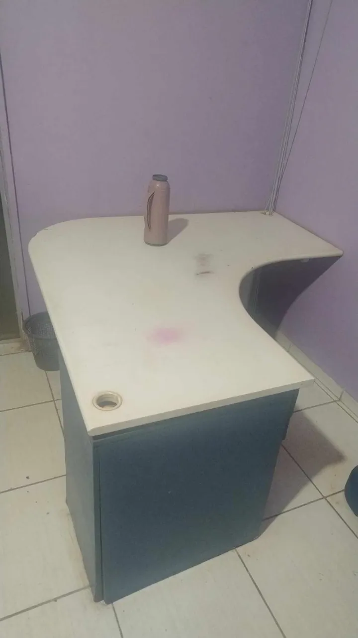 MESA PARA ESCRITÓRIO COM GAVETAS