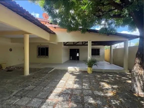 Casa Comercial com Grande Potencial para Negócios com Localização Estratégica em Messejana
