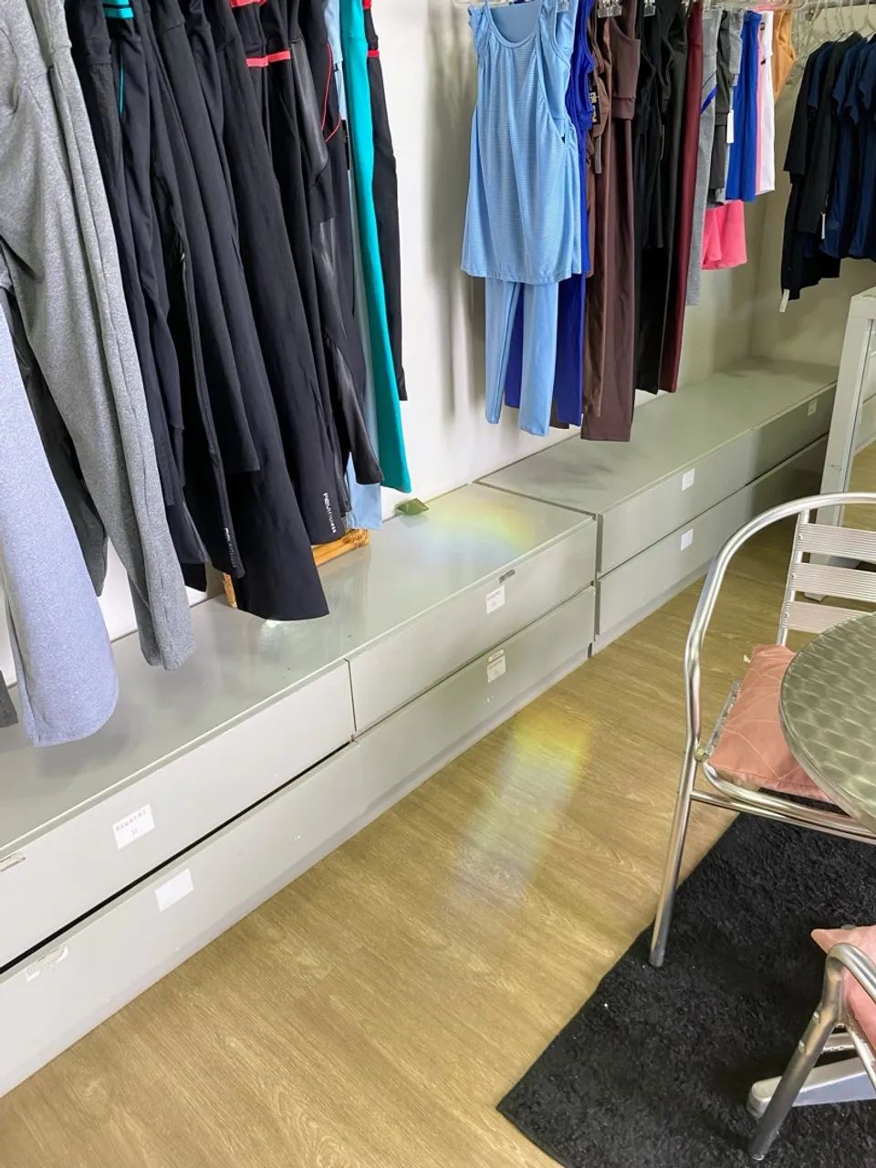 Vendo montagem de loja: Prateleiras de Aço inox e gavetões de Laca   - Foto 2