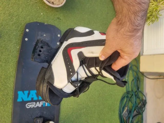 PRANCHA DE KITESURF / WAKEBOARD COM BOTAS - NAVIS 138 - OPORTUNIDADE! - Foto 4